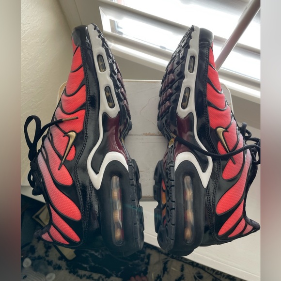 Stylish red/purple/gold shoes that can be worn to make a fashion statement. - Picture 4 of 7